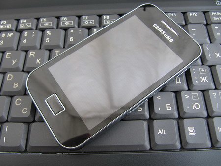 Samsung S5830 принадлежит к сегменту доступных смартфонов.