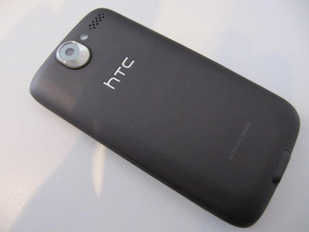 Задняя поверхность HTC Desire бархатистый пластик.