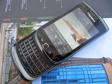 Смартфон BlackBerry Torch 9800 с QWERTY- клавиатурой.