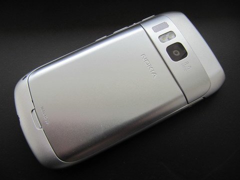 Корпус Nokia E6 изготовлен с приминением нержавеющей стали.