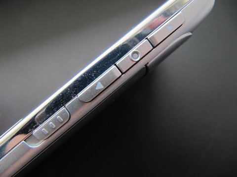Кнопки управления звуком на Nokia E6.