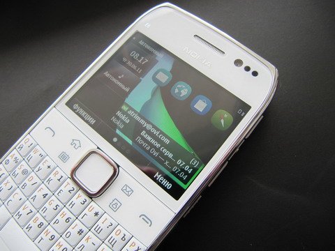 Сенсорный экран смартфона Nokia E6.