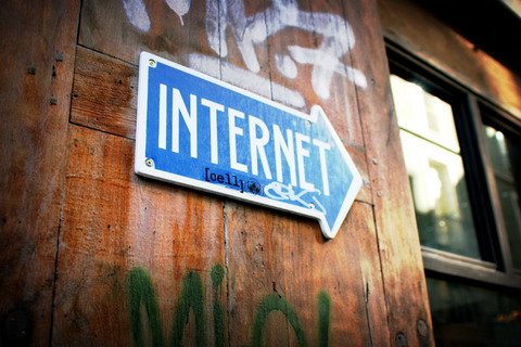 Более 56,8 млн граждан России пользуются Интернетом, из них 38% хотя бы раз в месяц выходят в сеть с мобильных устройств.