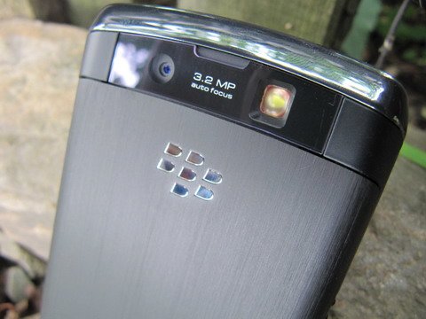 Камера в BlackBerry 9520 3,2 Мпикс с автофокусом и светодиодной вспышкой.