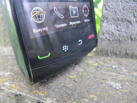 BlackBerry 9520 Storm 2 работает под управлением операционной системы Blackberry 5.0.