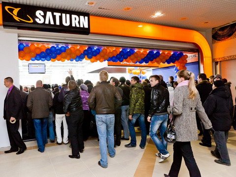 Первые покупатели в магазине Saturn.