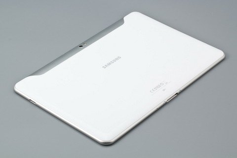 Задняя сторона Samsung Galaxy Tab 10.1 выполнена из белого глянцевого пластика.