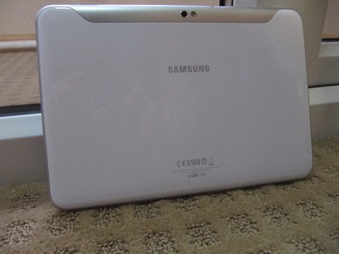 Задняя стороны плашетного компьютера Galaxy Tab 8.9.