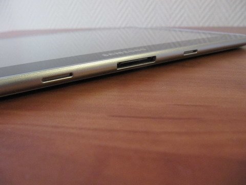 Galaxy Tab 8.9: динамики и интерфейсный разъем.
