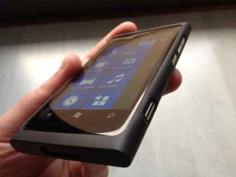 В Nokia Lumia используется сенсорный экран 3,7 дюйма, выполненный по ёмкостной технологии.