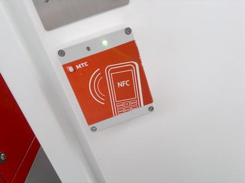 NFC-ридер МТС на автозаправочной станции.