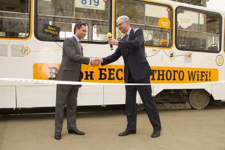 Антон Кудрящов и Александр Якоб на презентации трамвая с бесплатным Wi-Fi в Екатеринбурге.