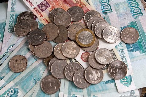 Бумажные рубли и монеты.