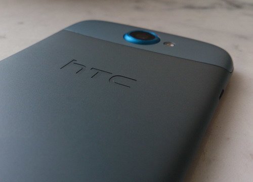 HTC One S работает под управлением операционной системы Android 4.