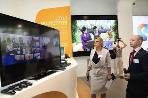 Илья Васкецов демонстрирует возможности телевидения Ростелеком.
