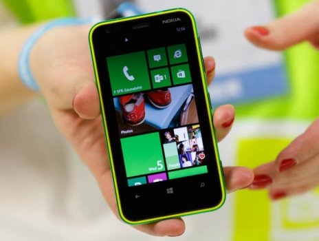 Nokia представила молодежный смартфон Lumia 620 со сменными панельками.