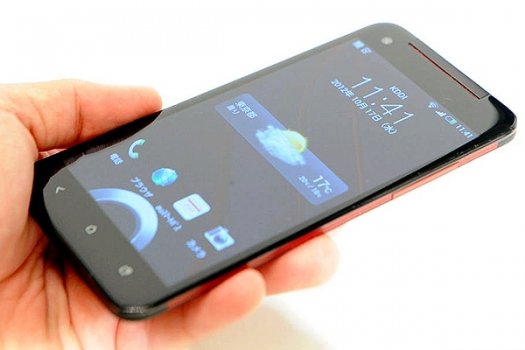 HTC представил смартфон с 5-дюймовым экраном Full HD.