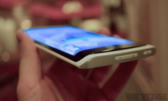 Samsung показал прототип смартфона с изогнутым экраном.