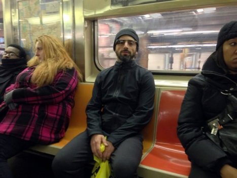 Основатель Google Сергей Брин устроил PR-акцию в метро Нью-Йорка.