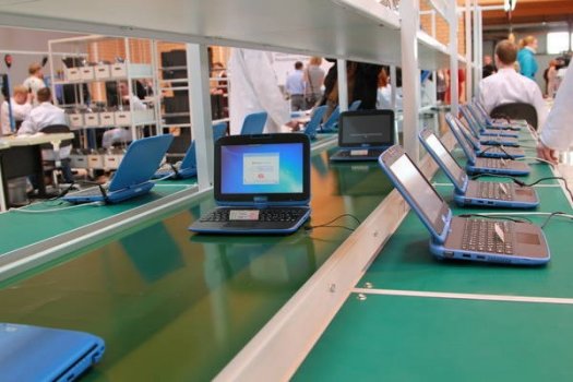 Сборочная линия ноутбуков на заводе ICL-КПО ВС под Казанью.