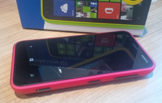 Розовый Nokia Lumia 620.