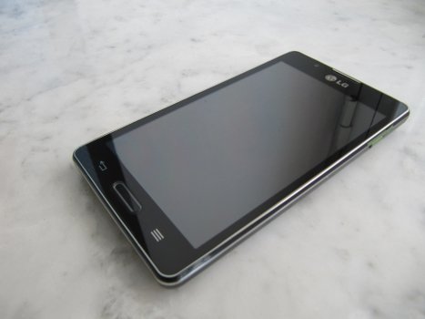 Смартфон LG Optimus L7 II.