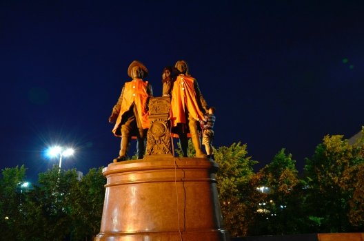 Памятник основателям Екатеринбурга в оранжевом.