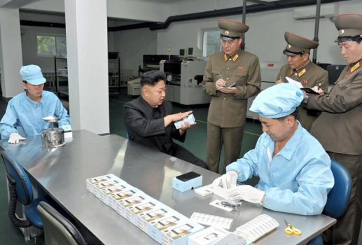 Ким Чен Ын на фабрике по производству смартфонов в Северной Корее.