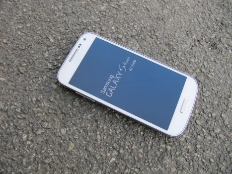 Samsung Galaxy S4 mini.