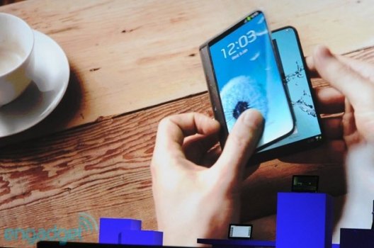 Смартфон Samsung со складным дисплеем.