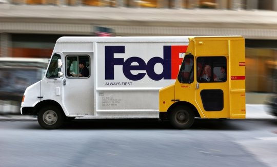 DHL и FedEx.