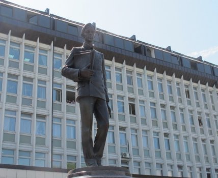 Памятник Попову в Перми.