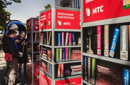 В Челябинске открылась первая «Мобильная библиотека» под открытым небом.