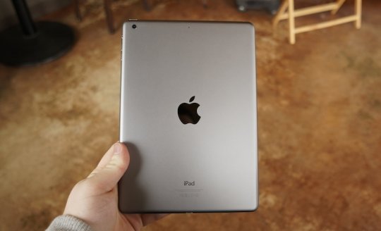 Планшет Apple iPad Air.