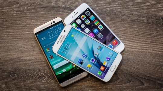 Samsung впервые опередила Apple по выручке на российском рынке смартфонов.