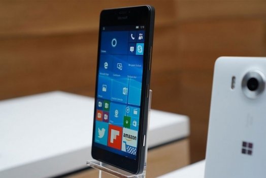 Microsoft объявила цены на флагманские смартфоны Lumia 950 и 950 XL в России.