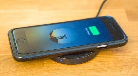 Apple готовит беспроводную зарядку для айфонов к 2017 году.