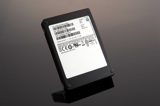 Начались поставки самого вместительного SSD в мире.