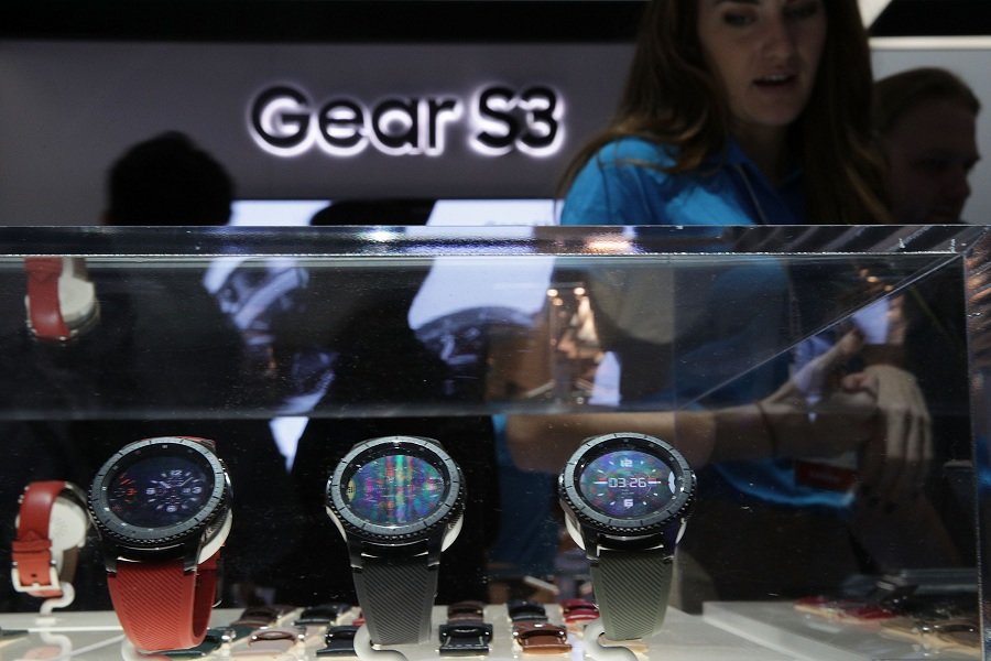 Смарт-часы и браслеты Samsung стало можно подключить к iPhone.