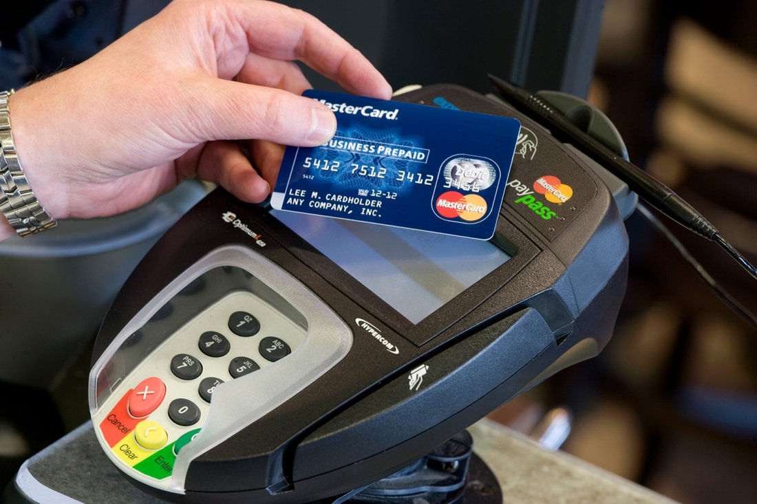 Mastercard представила банковскую карту со сканером отпечатков пальцев.