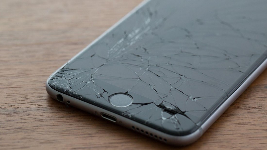 Сервисные центры Apple в России начали чинить поврежденные дисплеи iPhone.