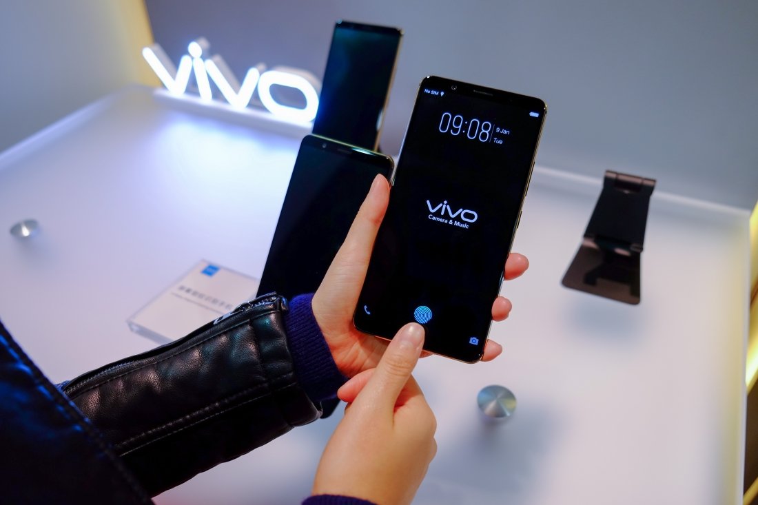 Представлен первый в мире смартфон с экранным сканером отпечатков пальцев.