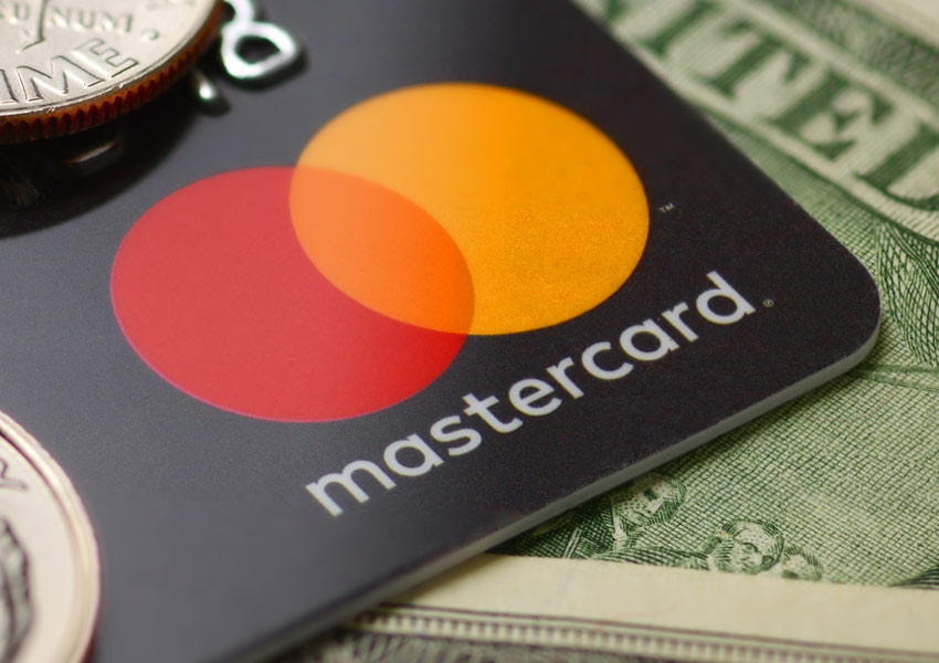 У владельцев карт MasterCard заработали переводы по номеру телефона.