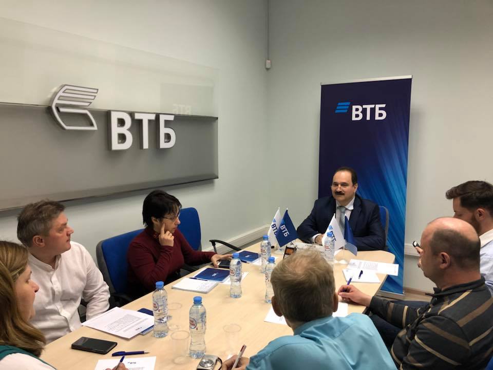 Руководитель корпоративного бизнеса банка ВТБ в Челябинской и Курганской областях Эдуард Громов даёт интервью.