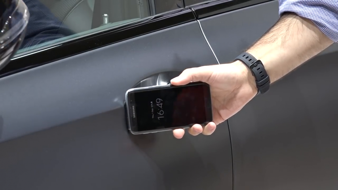 Скопировать ключ на телефон. Смартфон ключ для автомобиля. Электронный ключ от машины. NFC ключ для автомобиля. NFC И автомобиль.