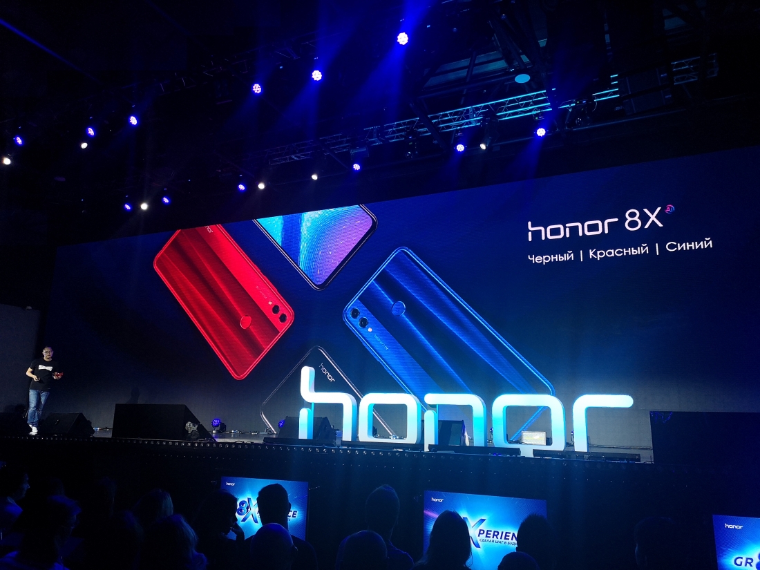 Huawei раскрыла цены на смартфон Honor 8X и смарт-браслет Honor Band 4 в России.