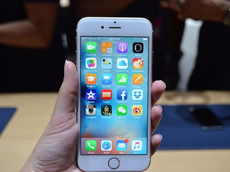 Apple прекращает продажи самых дешёвых моделей iPhone.