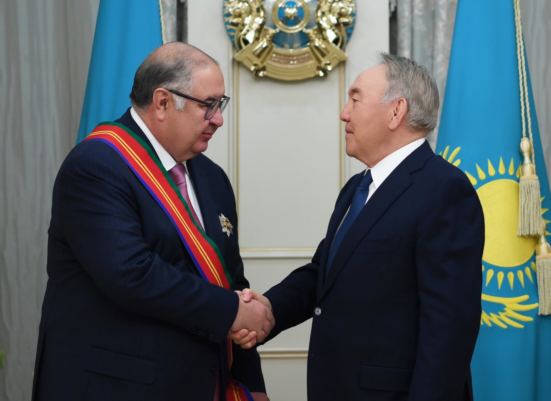 Нурсултан Назарбаев вручил Алишеру Усманову орден Дружбы.