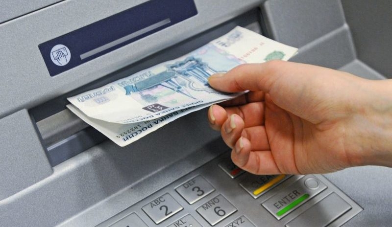 В России начали тестировать возможность снятия наличных с банковских карт на кассах магазинов.