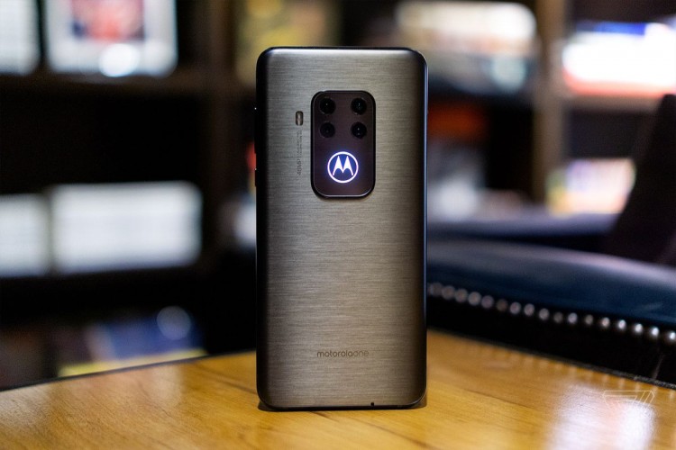 Представлен смартфон Motorola One Zoom с четверной 48 Мпикс камерой и широкоугольным объективом.